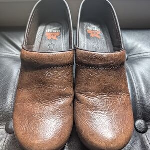Dansko XP Brown Tooled Leather Size 38/8